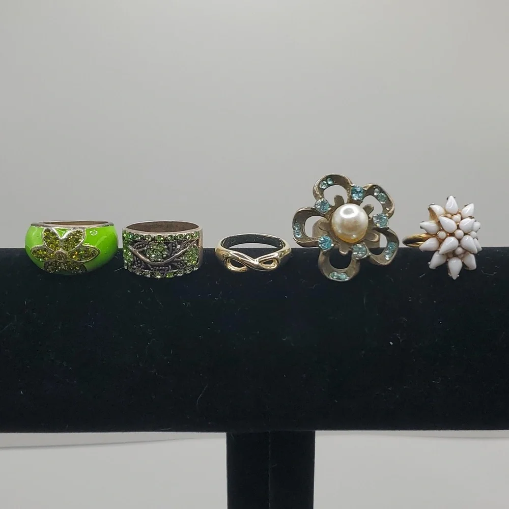 Lot of Five Vintage Costume Rings, Sizes 7-9 (including Trifari) - Picture 1 of 11
